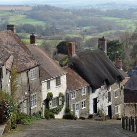 Místní obyvatelé věří, že zdolávání této křivolaké ulice dopomáhá k dlouhověkosti. Má ale i své nevýhody. „Jedna paní během sněhové bouře upustila nahoře svou kabelku a ta se sklouzla až dolů,“ řekla BBC osmašedesátiletá obyvatelka Shaftesbury Maureen Loveday.