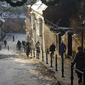 2. Steep Hill, Lincoln, Lincolnshire. Kapacitu svých plic otestuje každý, kdo se postaví tváří v tvář Steep Hill. Jak napovídá název, „Strmý kopec“ představuje výzvu pro všechny rezidenty i návštěvníky města Lincoln.