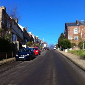 3. Jenkin Road, Sheffield, Jižní Yorkshire. Kdo chce do Sheffieldu, musí obstát v kondiční zkoušce. Máme teď pochopitelně na mysli cyklisty nebo pěší turisty. I když také řidiči motorových vozidel se mohou při zdolávání zmrzlé či zasněžené Jenkin Road zapotit. „Jednou se zaparkované auto skutálelo dolů a narazilo do svodidel na druhé straně,“ vzpomíná Olivia Blake, žijící v tomto místě rok.