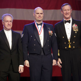 2. Chcete-li změnit svět, začněte ráno ustláním postele. „Dodá vám to malou porci hrdosti a povzbudí vás to k dalším úkolům. A na konci dne se ten jeden splněný úkol promění v celou řadu zvládnutých úkolů,“ řekl americký admirál William H. McRaven.