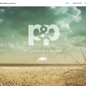 3. OBŘÍ FOTOGRAFIE. S obrovskou fotografií na úvodní stránce novin nebo webových stránek jednoduše spustíte wow efekt. Divák se totiž jakoby ocitne uprostřed dění. Získá tak příjemný pocit prostoru kolem sebe, což umocňuje moderní absence rámečků. Pro maximální uchvácení snímek „oblečte“ pouze do dvou barev, nebo ho odbarvěte úplně. Černobílé scény čeří divákovu emoční hladinu nejvíc.