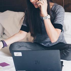 2. Papírování zabere nějakou chvíli. Platební karty, řidičák, pojišťovna, pas, občanka… s hlásnou troubou by avizování změny příjmení šlo rychleji. Tak jednoduše to ale bohužel nejde. A jakmile vezmete do ruky telefon, maraton bude pokračovat…