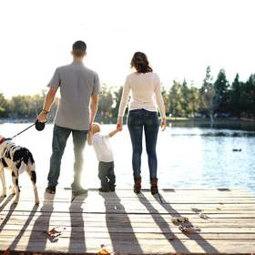 5. Stejné příjmení ušetří spoustu vyřizování kolem dětí. Věděli jste, že když si ponecháte svoje jméno, musíte přinést kopii oddacího listu do porodnice? A to je jen začátek. Mnoho žen si bere manželovo příjmení, aby si usnadnilo jednání s úřady.