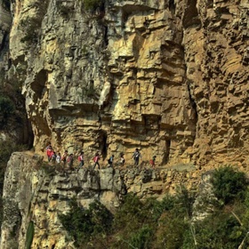 1. Gulu, Čína. Aby získali vzdělání, musí studenti této školy zdolat pětihodinovou cestu do hor.