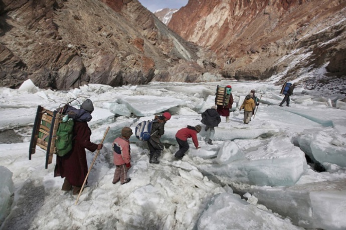 3. Zanskar, Himaláje, Indie. Jediná cesta do internátní školy v Zanskaru vede přes Himaláje. Jaká smůla...