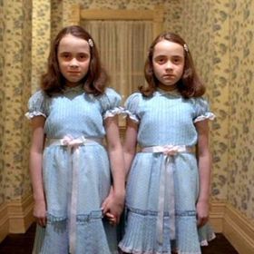 „Pojď si s námi hrát,“ pobízí dvojčata-duchové chlapce Dannyho Torranceho v legendární scéně hororu Osvícení.