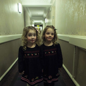 A když trochu vyrostla, nenapadlo ho nic jiného, než je naučit mrazivou scénu přehrát.