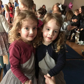 Hotel s dlouhými chodbami – jiné dějiště si pro svůj nejapný žert nemohl vybrat.