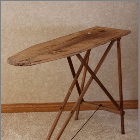 Poznali byste, že jde o žehlicí prkno? Asi ano. To proto, že se jeho design od roku 1892 nezměnil. Podle společnosti Sharkk je ale načase, aby získalo současnou podobu...