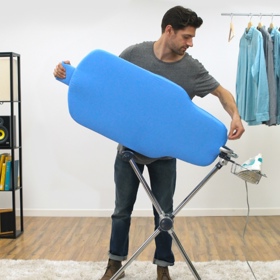 ... a tak vymyslela Flippr. Revoluční žehlicí prkno, které lze otočit o 360°.