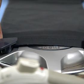 Na jedné straně je připevněna spona. Do ní zacvaknete nohavice, takže při žehlení nejezdí.