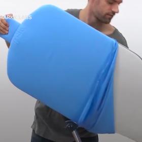 Prkno je potažené bavlněným povlakem, který lze sundat a vyprat.