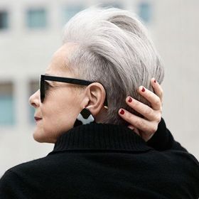 17 žen, které dokazují, že stříbrné a bílé vlasy mají styl (i ve dvaceti)