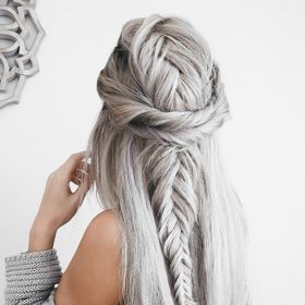 17 žen, které dokazují, že stříbrné a bílé vlasy mají styl (i ve dvaceti)