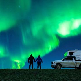 Měsíc po tomto incidentu, o němž Karlie neměla tušení, se dvojice vypravila na dvouměsíční výlet napříč Islandem, Norskem a Finskem fotit polární záři.