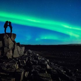 Dale chtěl svou partnerku požádat o ruku přesně sedm let od prvního rande. Na obloze se ale odehrávalo natolik dechberoucí divadlo, že nemohl čekat.