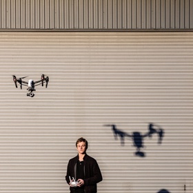 „Vyrostl jsem ve velmi vizuální rodině,“ uvedl své vyprávění teprve dvacetiletý nadšenec do dronů Chase Guttman.