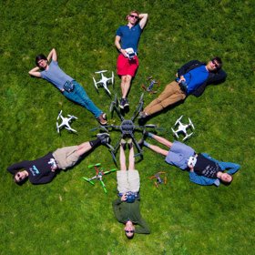 Jeho otec patří ke slavným autorům cestovatelské fotografie. Peter Guttman navíc každoročně pořádá ve svém domě výstavu snímků, které pořídil během cest v uplynulém roce. Chase tak brzy pronikl do tajů fotografie.