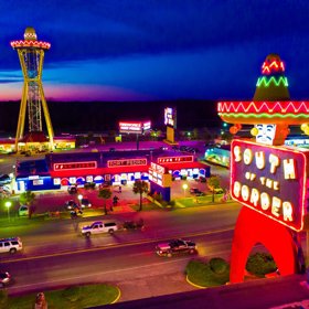 Mimo studium dokonce vede i kurzy cestovatelské fotografie.