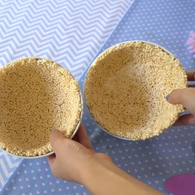 Můžeme pracovat na fáze – hmota je poddajná, takže jednotlivé části lze slepovat. Opakujeme, dokud nevysteleme celé nádoby až po okraj. Výsledkem by měly být dvě „rýžové misky“.