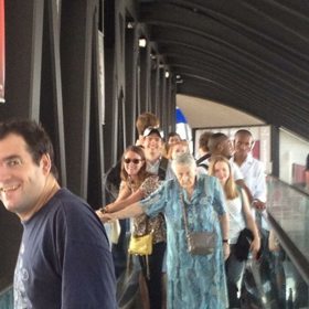 Ať už vám za pár minut odlétá letadlo, nebo ne, této dámě je to fuk.