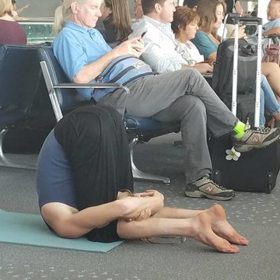 Jóga prý přinese klid do duše po dlouhých hodinách v letadle. Otázkou je, zdali i do duší cestujících v těsné blízkosti...