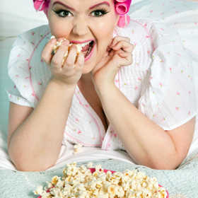 1. Popcorn. Patříte-li k těm, kteří milují popcornovo-filmový rituál, neseme vám dobré zprávy.  Můžete si klidně nacpat plné hrsti popcornu do úst, a to bez výčitek. Právě tato pochoutka neobsahuje skoro žádné kalorie, pokud je připravena v horkovzdušném popcornovači. Jeden hrnek obsahuje pouhých 31 kalorií.