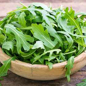 2. Rukola. Lze ji označit za delikatesu mezi listovou zeleninou. To díky jemně pikantní chuti. Dopřejte si ji s parmazánem a olivovým olejem namísto pečiva. Požitek z jídla zůstane. A navíc ušetříte mnoho kalorií. Ve dvou hrnkách rukoly se nachází méně než 10 kalorií.