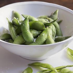 5. Edamame. Co je to laskominu s vůní exotiky? Nenechte se odradit neznalostí, protože jde o nezralé sójové boby. Které se mocně rozvoní, pokud je povaříte 10 minut v páře. V chutnou svačinu je proměníte jen špetkou soli. Ti náročnější je mohou přimíchat do těstovin, salátů nebo smoothie. Bez obav o svou figuru – hrnek těchto rozkošných fazolek přidá pouhých 130 kalorií.