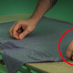 1. Chytněte tričko v polovině mezi ukazovák a palec asi pět centimetrů od okraje. Levou rukou ho uchopte v místě ramene na stejné polovině svršku.