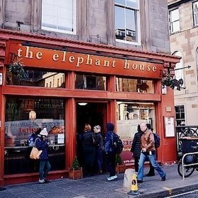 Právě tady napsala J. K. Rowling první kapitoly Harryho Pottera.