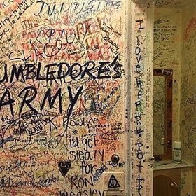 Nezapomeňte si odskočit. Zdi toalety slouží jako myslánka – můžete na ně „vyprázdnit“ jakékoliv vzpomínky na čarodějnickou ságu.