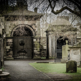 2. Hřbitov Greyfriars Kirkyard. Tlačí už vás sedací část těla? Dejte si od psaní pauzu. A vyrazte na sousedící hřbitov. Spisovatelka se sem s oblibou chodila toulat.