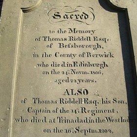 A inspirovat. Některá jména vytesaná do náhrobních kamenů použila pro své postavy.