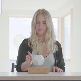 Pamatujete na scénu z Harryho Pottera, kdy se studenti učili vznést do vzduchu psací brk? Při pohledu na tento květináč si na ni nelze nevzpomenout. Levituje ale i bez ovládání čar a kouzel.