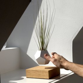 Všechno, co musíte udělat, je připojit adaptér, umístit květináč nad střed destičky a pomalu jej pustit.