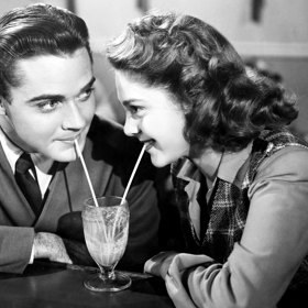 3. Randěte. „Je velice jednoduché ve vztahu zpohodlnět, zvyknout si na rutinu a pravidelný režim,“ říká vztahová koučka Heather Allison. Jak nudu rozčeřit? Dejte jí injekci v podobě zážitků. Paintball? Jízda autem bez stanoveného cíle? „Čím divočejší a vzdálenější rutině, tím lepší. Nové situace vás sblíží a přivolají neočekávanou a kreativní intimitu, co se promítne v sexu,“ řekla Routh.