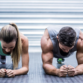 4. Cvičte. Studie Univerzity v Indianě z roku 2012 našla spojitost mezi cvičením a ženským orgasmem. A to dokonce během tréninku! Studie z roku 2015, publikovaná v časopisu Journal od Sexual Medicine, zase cvičení připsala blahodárný vliv na erekci a sexuální dysfunkci u mužů.