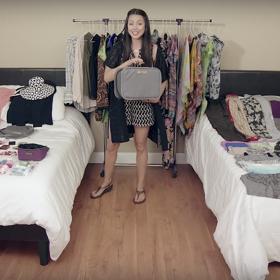 Do malého příručního zavazadla nasoukala 100 položek!