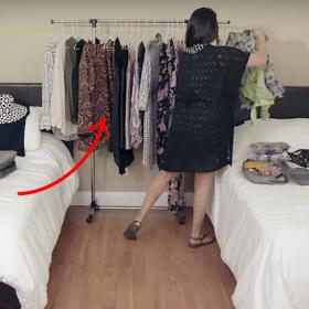 A to včetně napěchovaného stojanu za ní. Na cesty tak vyrazila s 23 položkami svého šatníku...