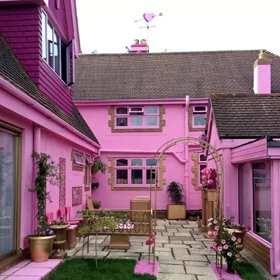 Jako by na něj někdo obrátil kyblík s růžovou barvou. Její milovnice zaplesají, až uvidí toto panství v britském Essexu.