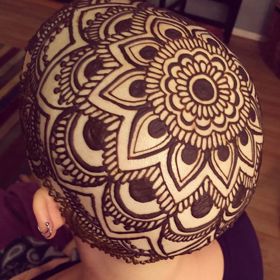 Američanka maluje pacientkám s rakovinou koruny z henny. Peníze za to nechce