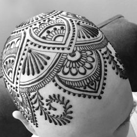 Američanka maluje pacientkám s rakovinou koruny z henny. Peníze za to nechce