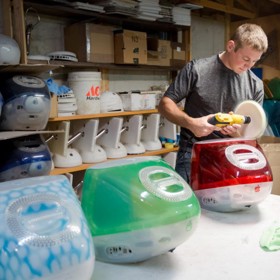 Ultimátní spořiče obrazovky. Američan mění staré počítače v akvária