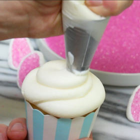 V podstatě jde o klasický muffin, jen dozdobený maršmelounovými oušky. Příprava je tedy velmi jednoduchá. Na upečený muffin vytlačíme spirálovým pohybem krém.