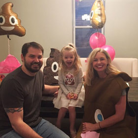 Pyšná organizátorka „nejpokakanější“ narozeninové oslavy s rodiči. Audrey se splnil sen: oslavila své třetí narozeniny v „hovínkovém“ stylu.