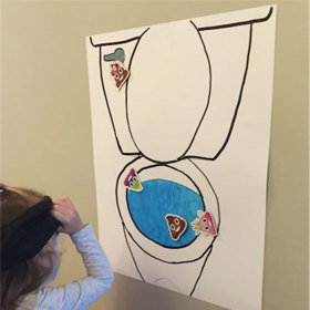 Hosté připínali tematické magnetky na záchodovou mísu...