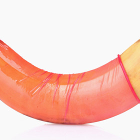 1. Latex. Nejběžnější typ, který vyhovuje většině a zároveň poměrně úspěšně brání početí a přenosu sexuálních chorob. Pociťujete-li však svědění nebo vám naskakuje vyrážka, požádejte svého doktora o latexový test. „Podráždění může být rovněž způsobeno jinými faktory, jako lubrikantem nebo přemírou suchosti,“ řekla serveru Health profesorka Angela Chaudhari.