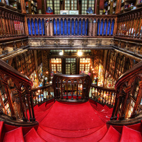 1. Livraria Lello & Irmão (Porto, Portugalsko). Místo, kde svou stopu zanechala i J. K. Rowling. Kouzelné knihkupectví tu vyrostlo v roce 1869. Inspirativní místo pro někoho, kdo píše knihu o čarodějích, co říkáte?