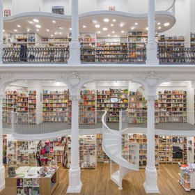 3. Cărturești Carusel (Bukurešť, Rumunsko). Impozantní knihovna se zrodila v hlavním rumunském městě teprve předloni. Historie budovy ale sahá mnohem dál – majitel nechal zrekonstruovat dům z 19. století. Dnes v něm najdete přes 10 000 knížek, 5 000 alb a DVD.